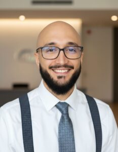 Mann mit Anzug und Krawatte